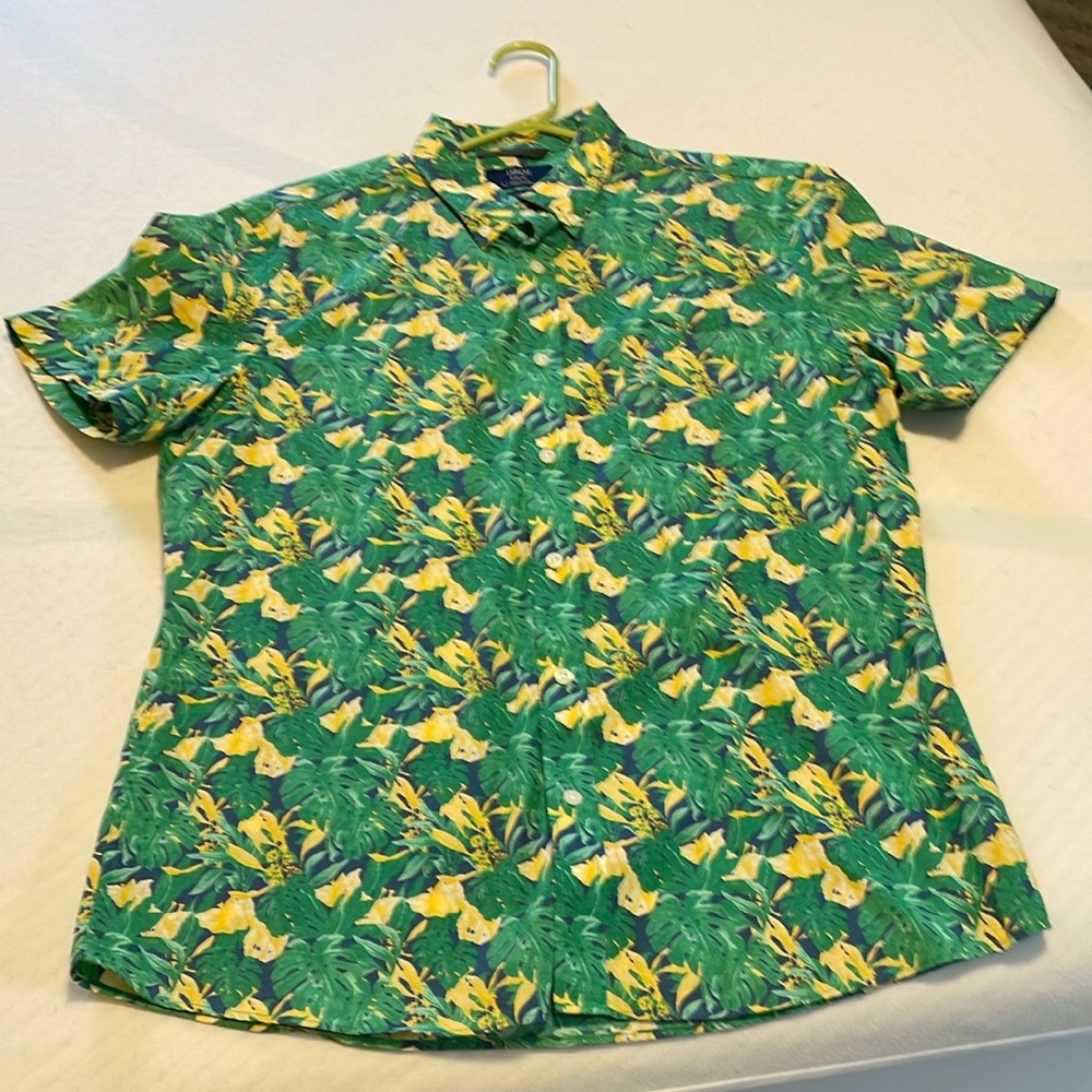 Like new and in excellent condition mens short sleeve shirt.